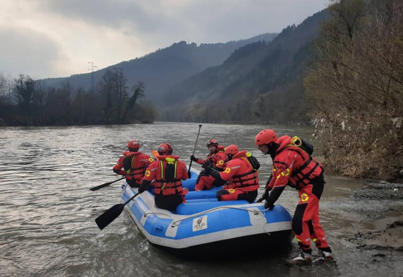 Nastavlja se potraga za radnikom koji je upao u rijeku Bosnu 